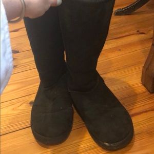 Women’s Ugg Boots in black. Size W9.